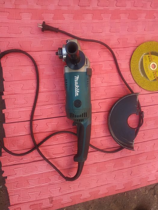 Болгарка Makita GA9020+круг по металлу в подарок