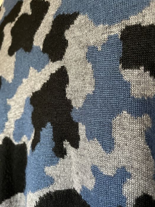 ciemny sweterek moro