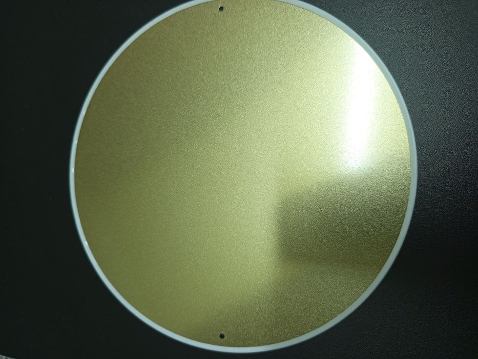 Placa decorativa em metal.