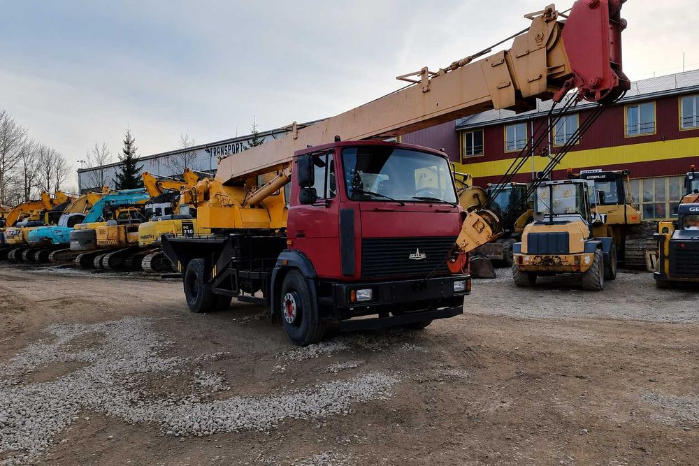 Послуги автокрана 16т зі стрілою 21м, оренда у Львові та Львівській області для підйому обладнання й матеріалів