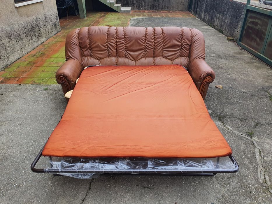 Sofás em pele. Dois de um lugar e um de 3 lugares que faz cama.