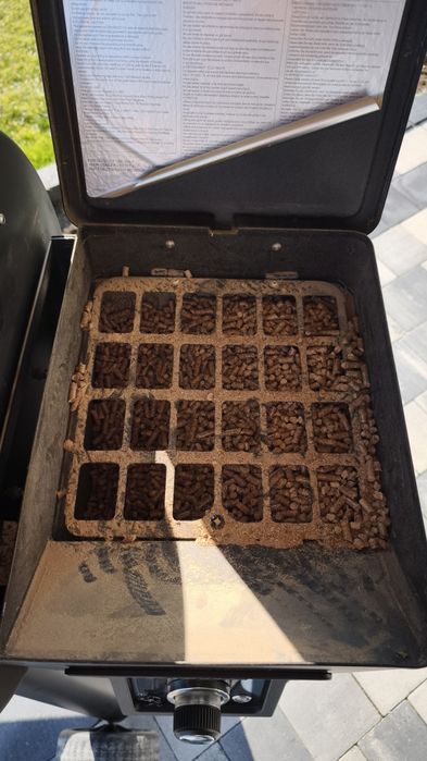 Grill, smoker Broil King Regal Pellet 400, żeliwne ruszta, różen