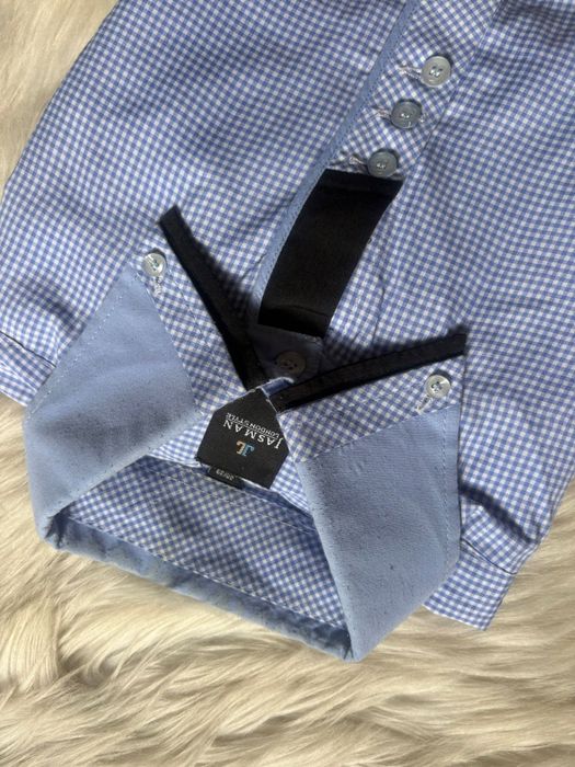 Moda męska - koszula błękitna wnbiałąkratę, granatowe wykończenie.