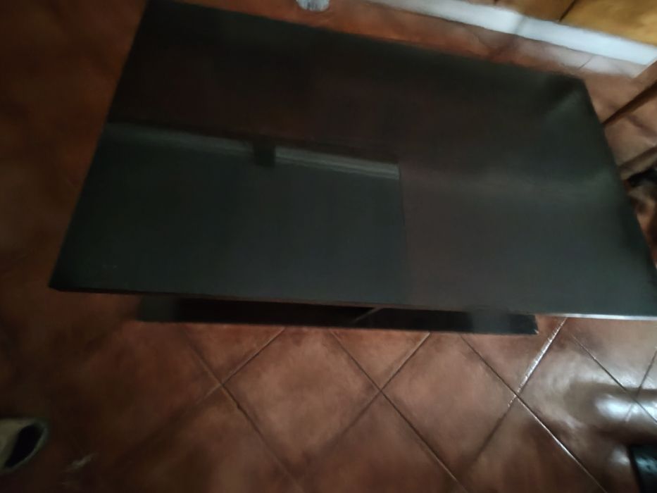 Mesa central de sala de estar e madeira maciça.