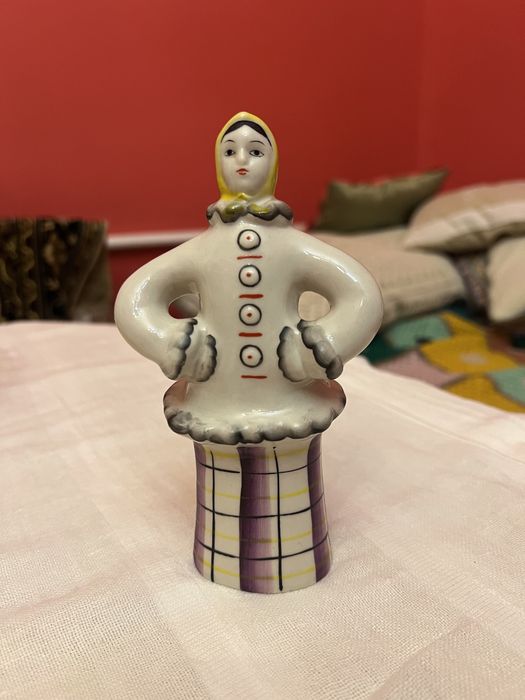 Порцелянова статуетка «Зима» дівчинка в кожушку Гжель