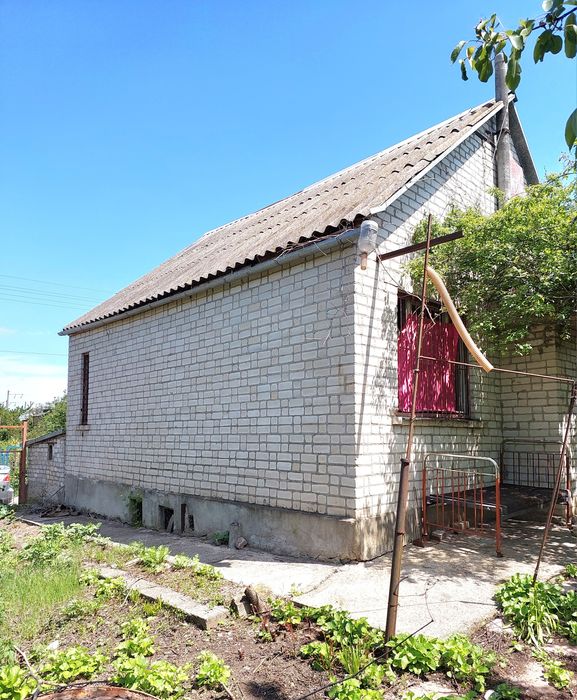 Продам  крепкий дом в пригороде Черноморска