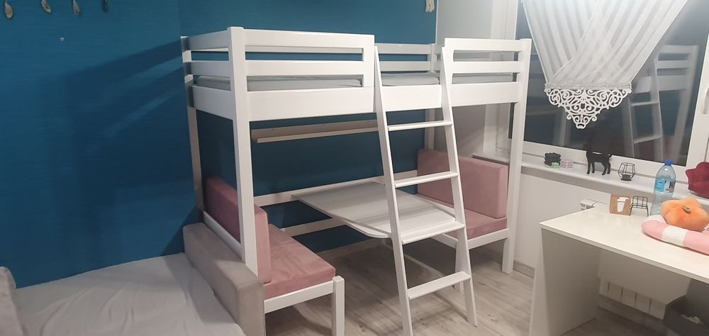 Łóżko piętrowe ze stolikiem