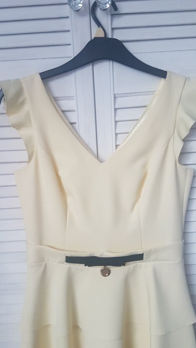 Sukienka w pięknym odcieniu koloru żółtego