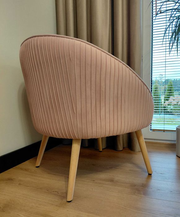 Fotel w kolorze pudrowego różu