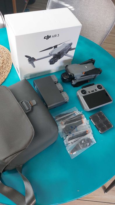 Dron Dji AIR 3 Fly More Combo (DJI RC 2), mało używany, nie mini