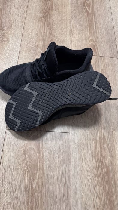 кроссовки Nike Revolution 5 для бега в черном цвете.