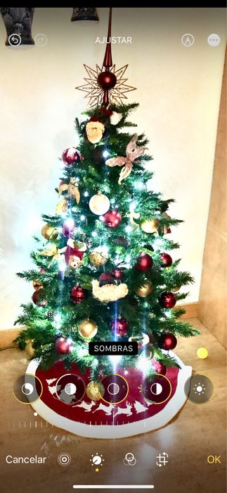 Arvore de Natal com bolas e fitas