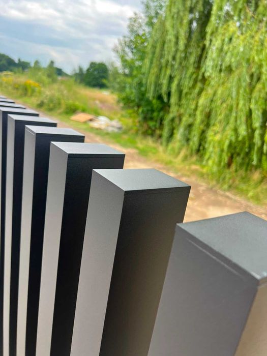 ogrodzenie grzebieniowe aluminiowe pionowe profile mur betonowy L
