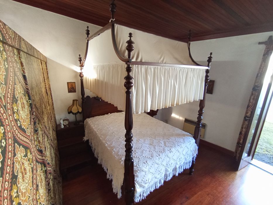 Cama dossel + degraus + peniqueira tudo em Pau Santo Séc XIX