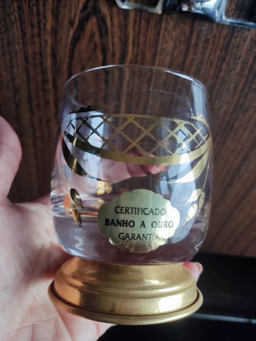 Potes de vidro com banho a ouro