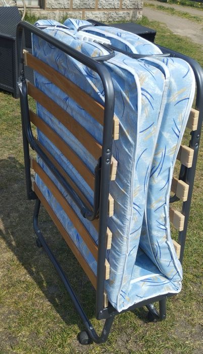 Łóżko polowe na kółkach