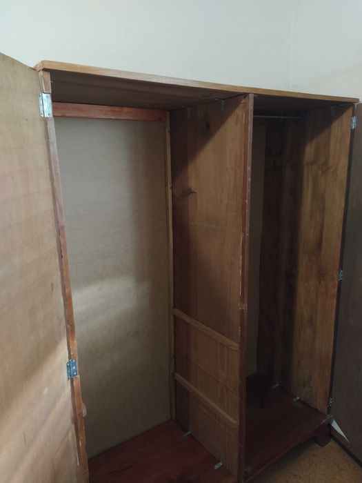 Vendo roupeiro usado em madeira maciça.