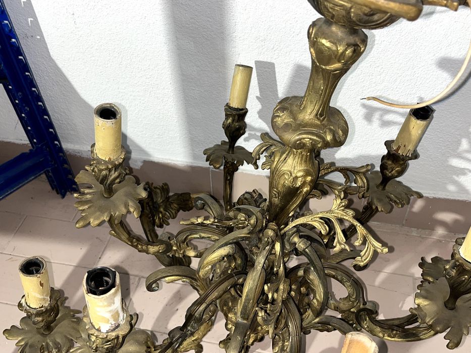 Lustre em bronze de grandes dimensões