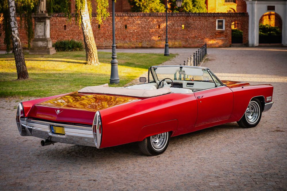Auto do ślubu.   Cadillac DeVille 1968 Cabrio..