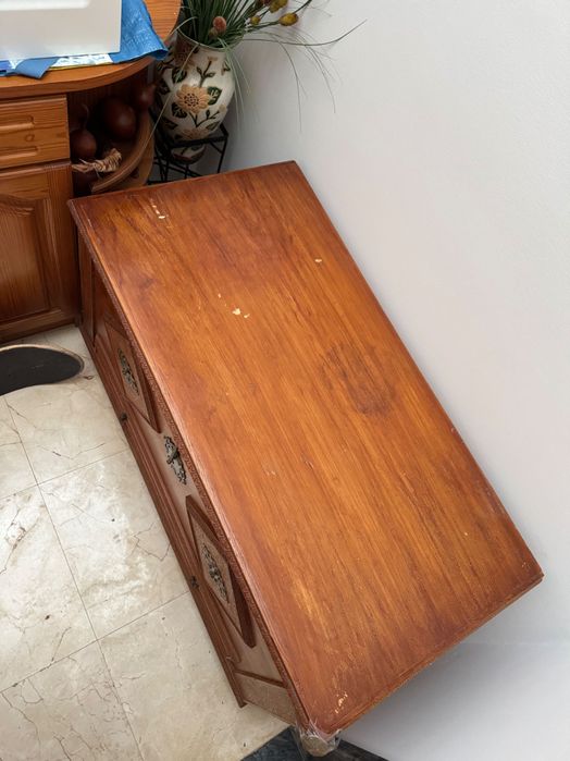 Móvel em madeira maciça