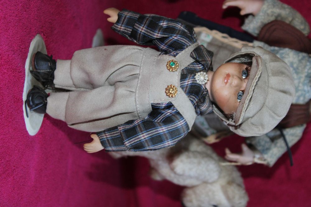 Kolekcjonerska lalka porcelanowa na stojaku"