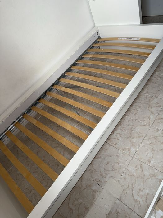 Vendo Cama com Estrado, 2 Gavetas e Colchão