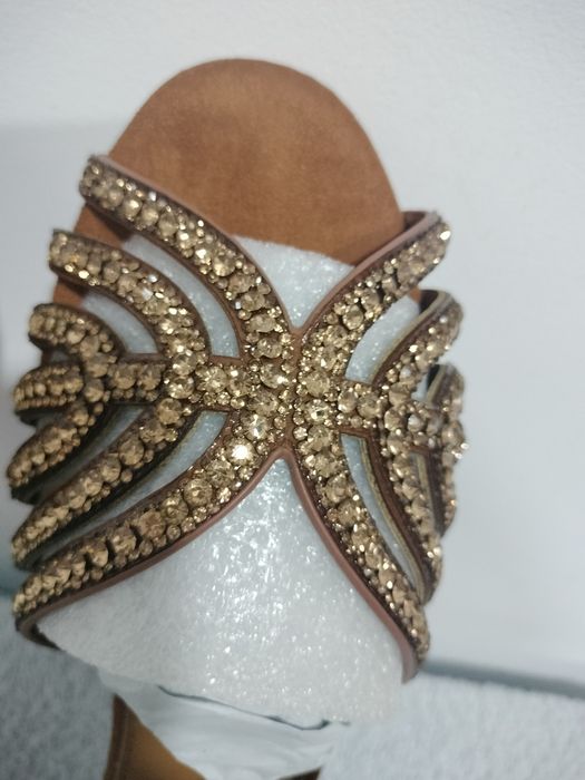 Vende se sandálias novas para mulher