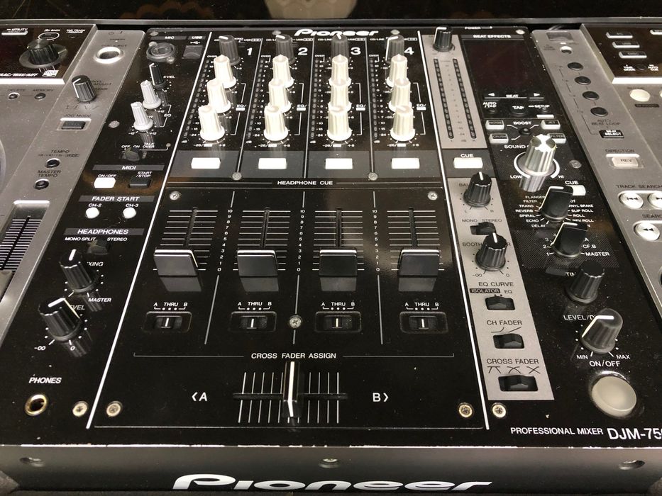 Flight Case com 2 Pioneer Cdjs 850 e uma mesa Pioneer Djm 750