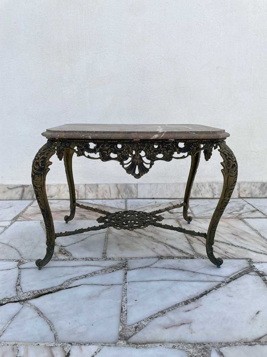 Mesa e espelho antigos, trabalhados, em mármore latão e cobre