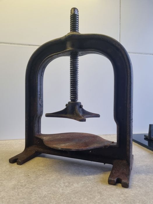 Stara zabytkowa prasa ścisk