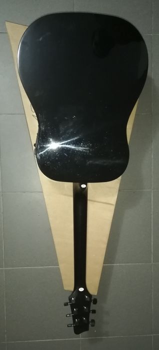 Guitarra eletroacústica nova.