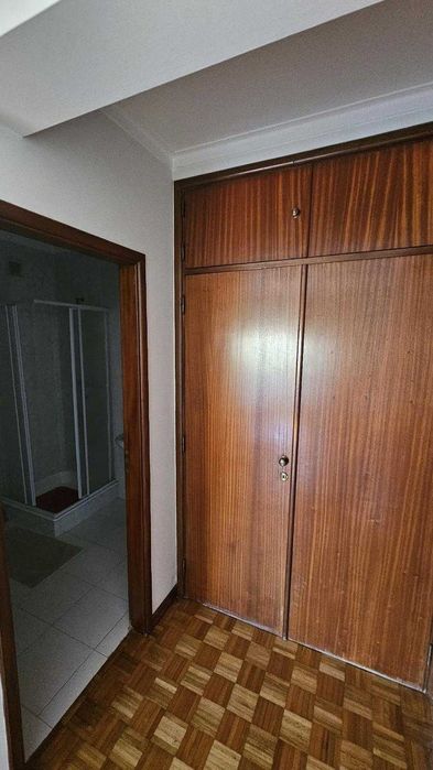 Alugo quartos junto á U. M.