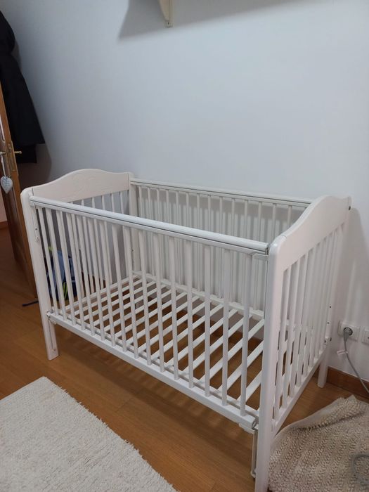 Cama de grades e colchão bebé