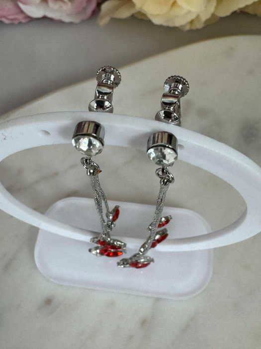 Klipsy delikatne długie wiszące motyl czerwony kryształ c38