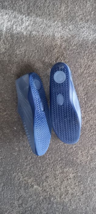 Vendo 2 pares de sapatos de praia