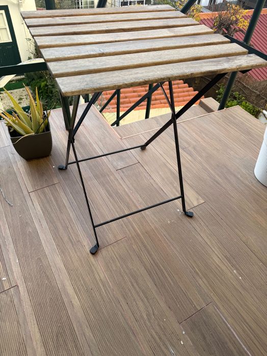 Vendo conjunto de jardim Mesa, cadeiras, mesinha e chapéu de jardim com base