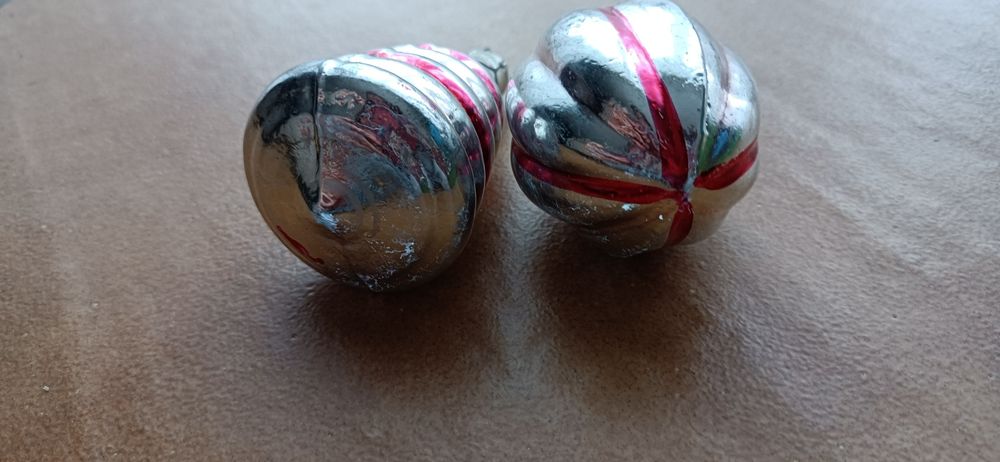 Zestaw Dwu Klasycznych Bombek Choinkowych z Okresu PRL