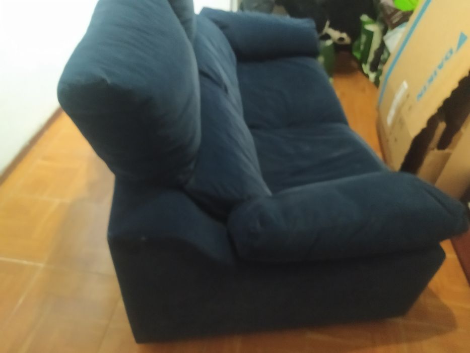 Um sofá em bom estado de 2 lugares.