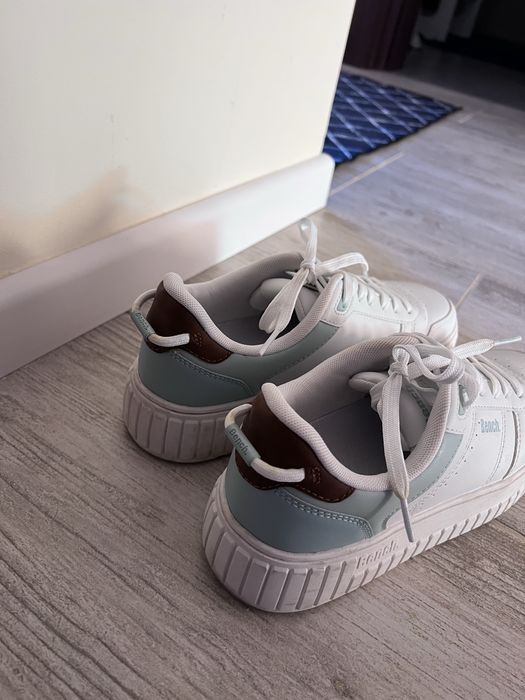 używany biały adidasu