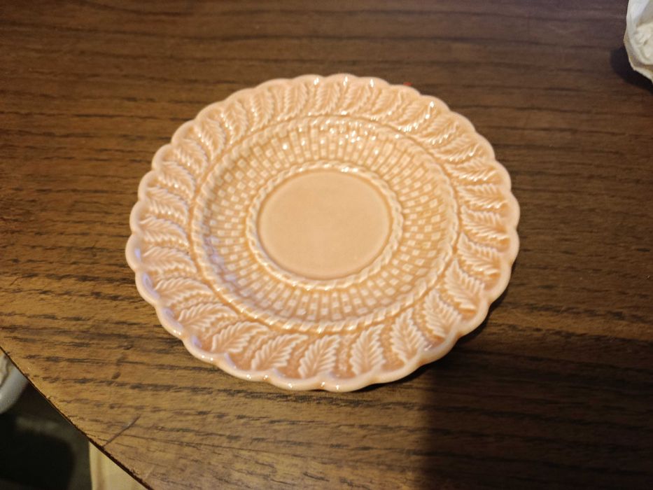 Conjunto Bordallo Pinheiro rosa – Chávenas e pratos