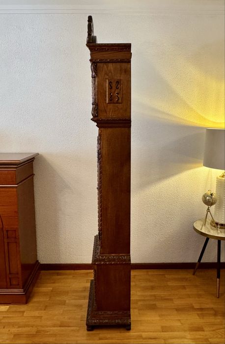 Relógio de pendulo com caixa longa em madeira todo trabalho marca KORLSANT