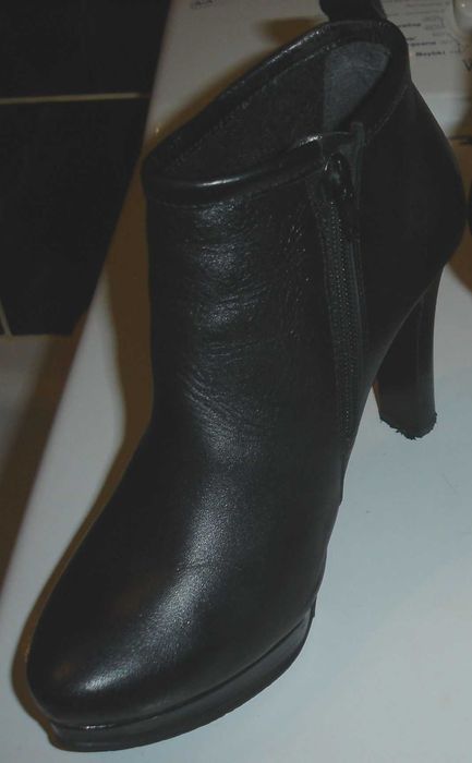 Czarne botki na obcasie. Rozmiar 36, długość wkładki 24 cm.