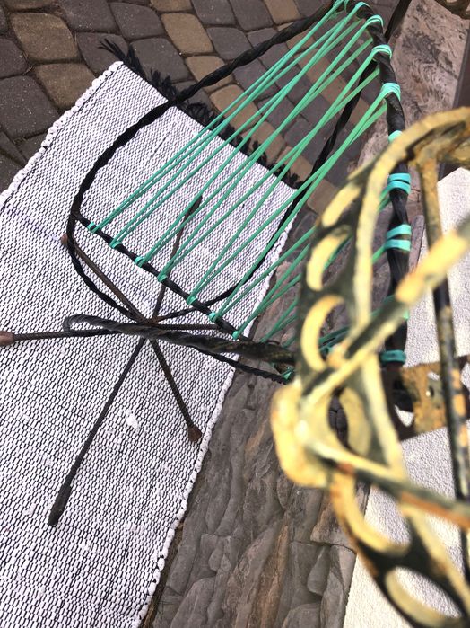 Stary metalowy kwietnik