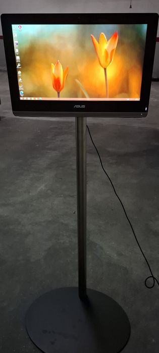 Computador All in One com pé em inox