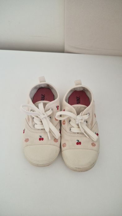 Materiałowe trampki wiśnie Zara 27