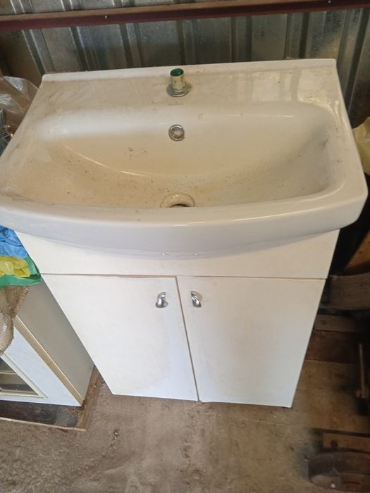 Szafka z umywalka do łazienki