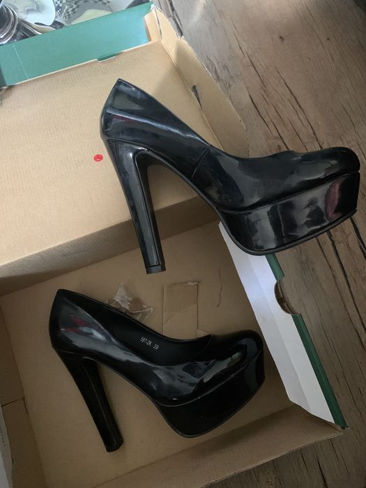 Czarne lakierowane obcasy 14 cm