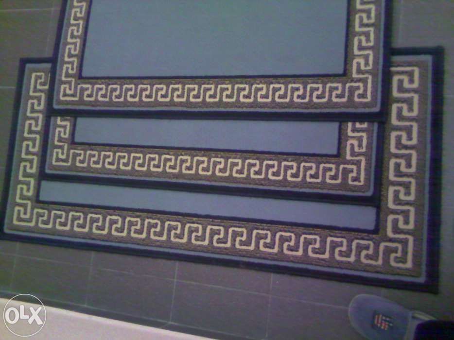 Edredon e tapetes de quarto