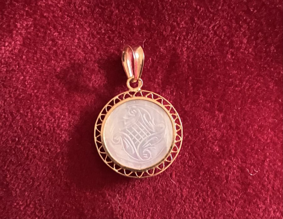 Medalha em ouro e madre pérola