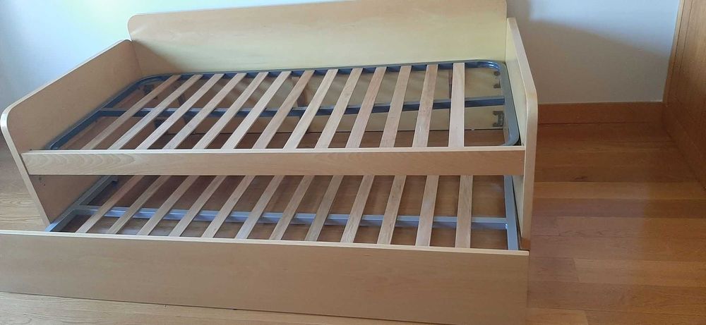 Cama ou sofá para quarto ou escritório. 2 camas de solteiro com estrado e colchoões.
